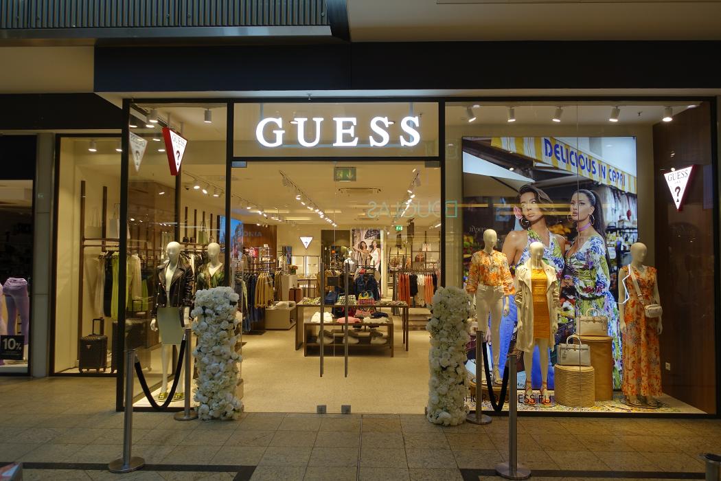 GUESS, Willy-Brandt-Platz in Augsburg