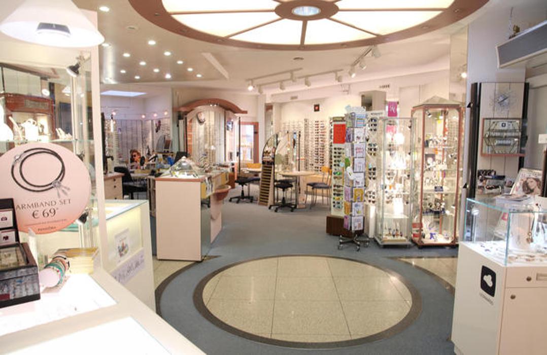 Wilhelm Heinzerling Augenoptik Uhren Schmuck GmbH & Co. KG, Bachgrundstraße in Biedenkopf