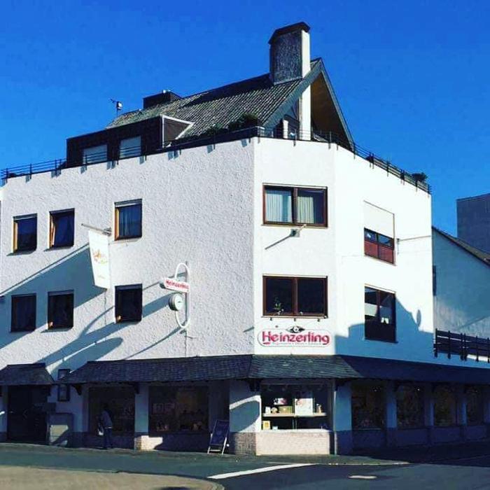 Wilhelm Heinzerling Augenoptik Uhren Schmuck GmbH & Co. KG, Bachgrundstraße in Biedenkopf