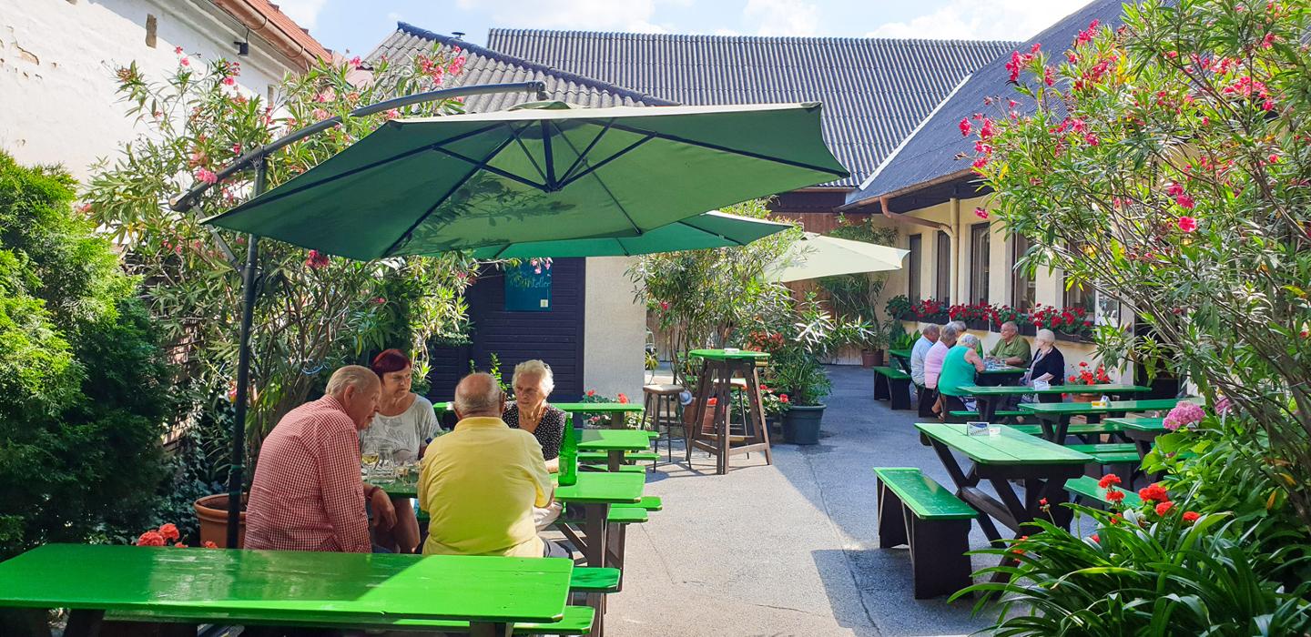 Buschenschank & Weinbau Eichberger Erwin & Regina, Hauptstraße in Enzersfeld im Weinviertel