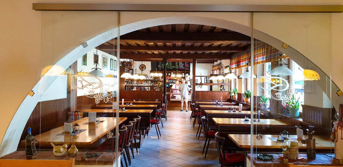 Buschenschank & Weinbau Eichberger Erwin & Regina, Hauptstraße in Enzersfeld im Weinviertel