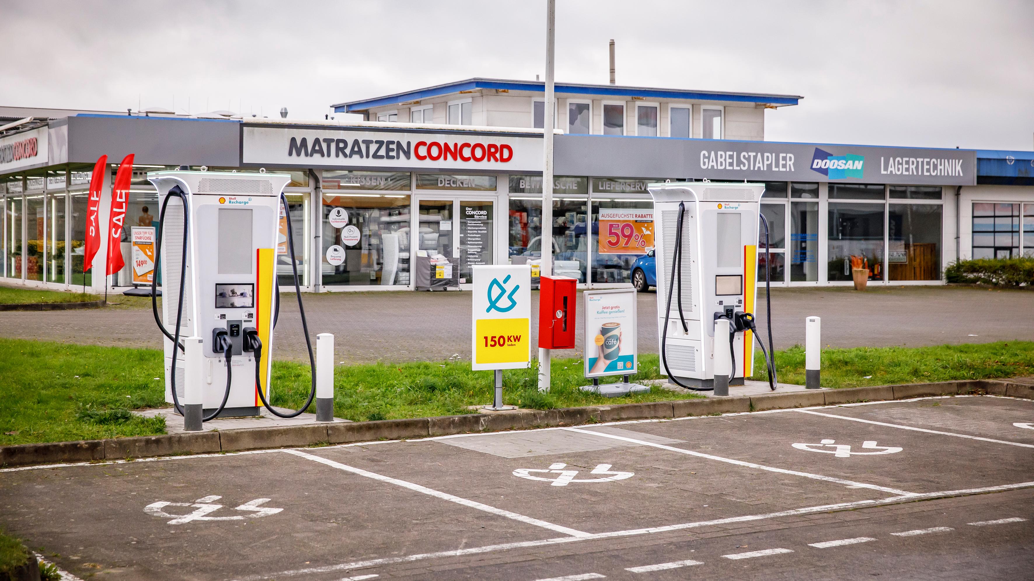 Shell Recharge Charging Station, Robert-Koch-Straße in Husum