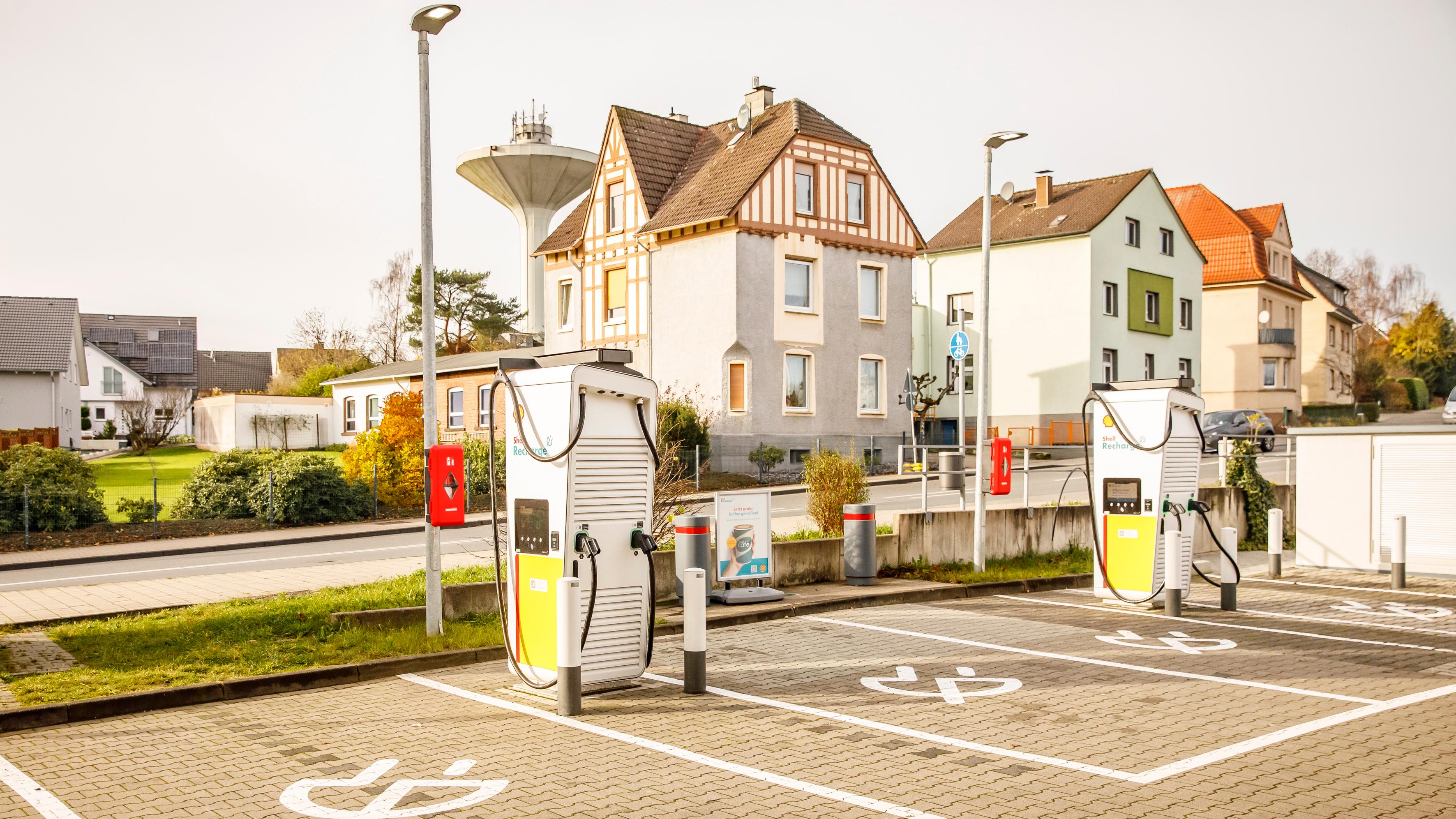 Shell Recharge Charging Station, Schmiedestraße in Wuppertal