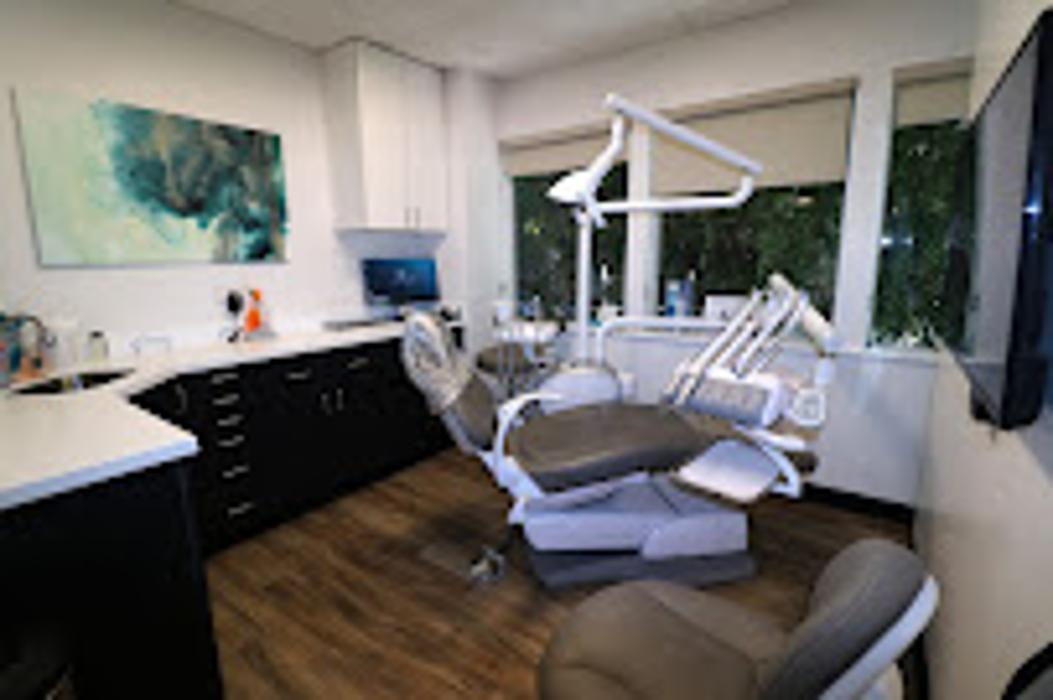 Santoro Dentistry Logo