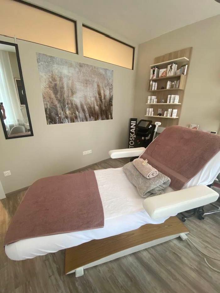 Einfach Mehr Kosmetik - Inhaberin Elisabeth Mitterecker, Hauptplatz in Pitten