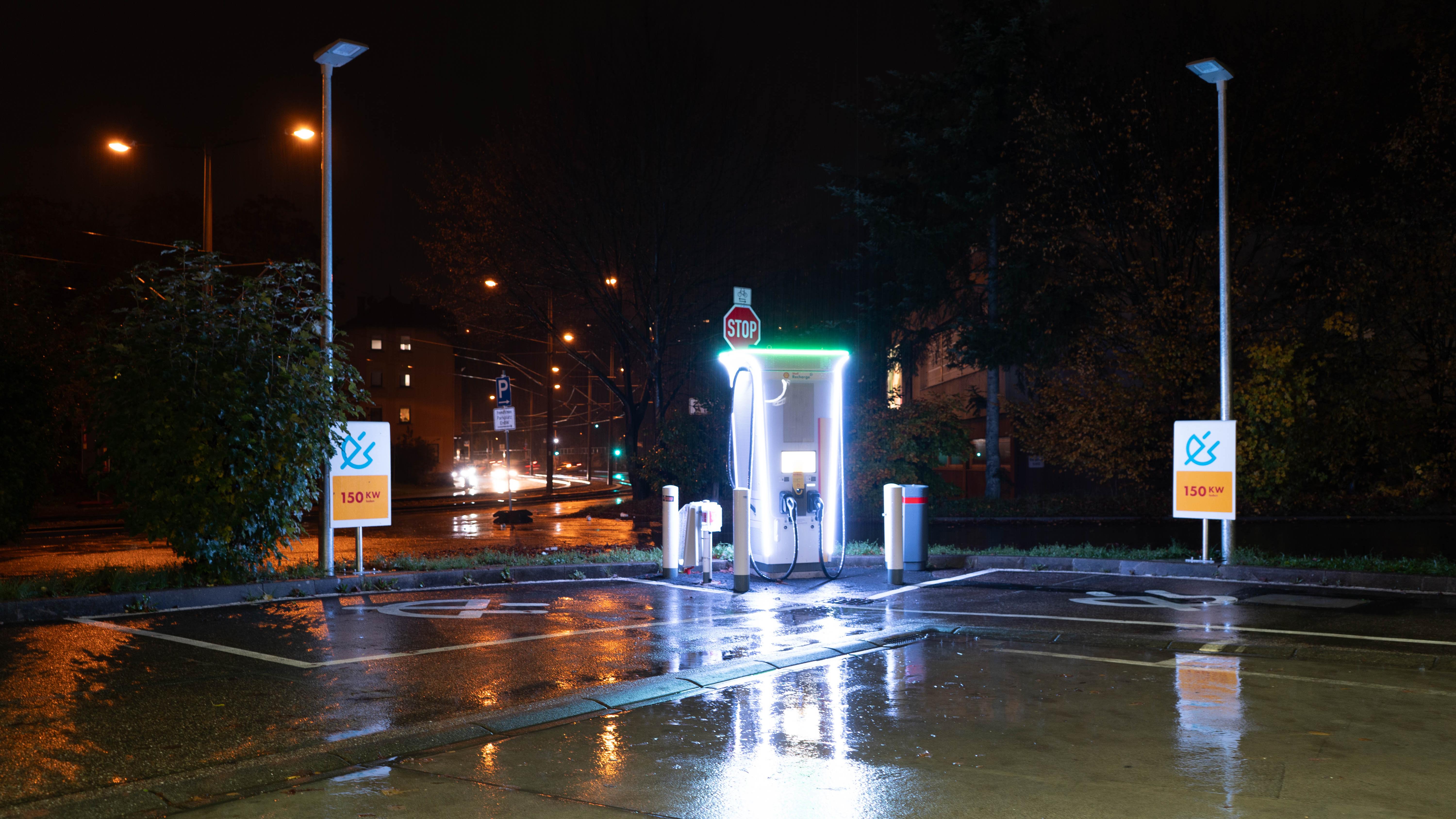 Shell Recharge Charging Station, Neckartalstraße in Stuttgart