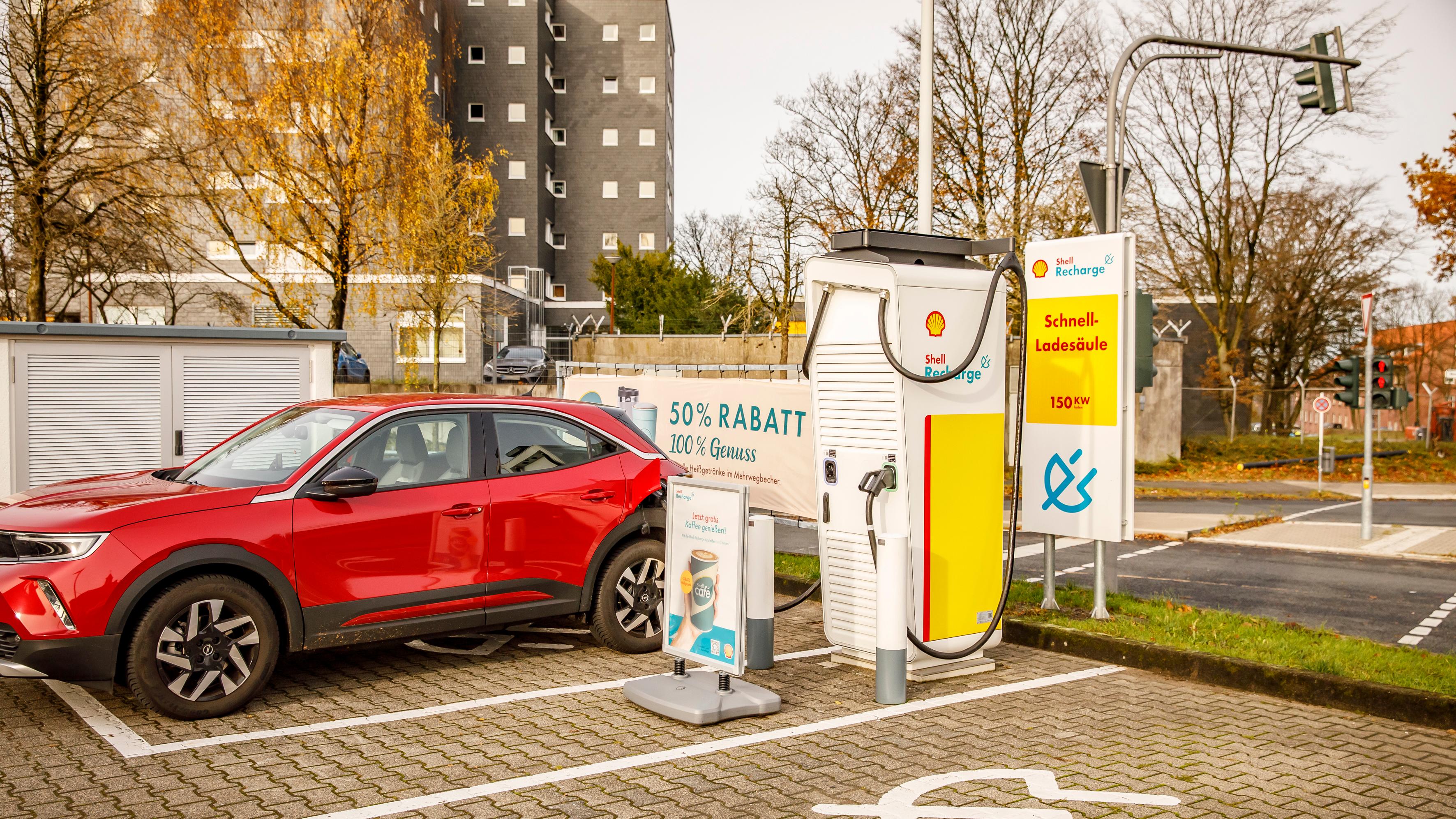 Shell Recharge Charging Station, Obere Lichtenplatzer Straße in Wuppertal