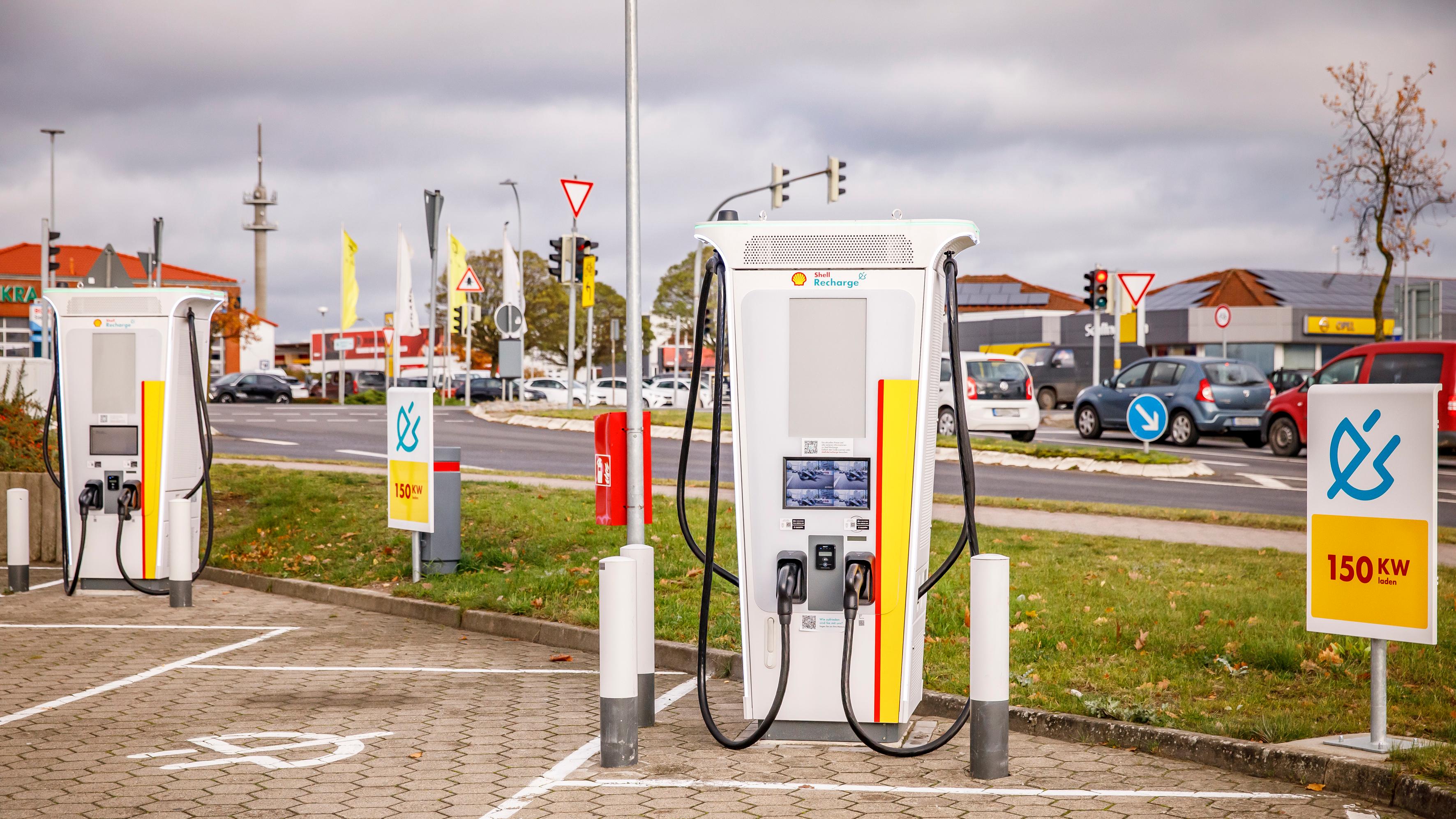 Shell Recharge Charging Station, Strelitzer Straße in Waren (Müritz)