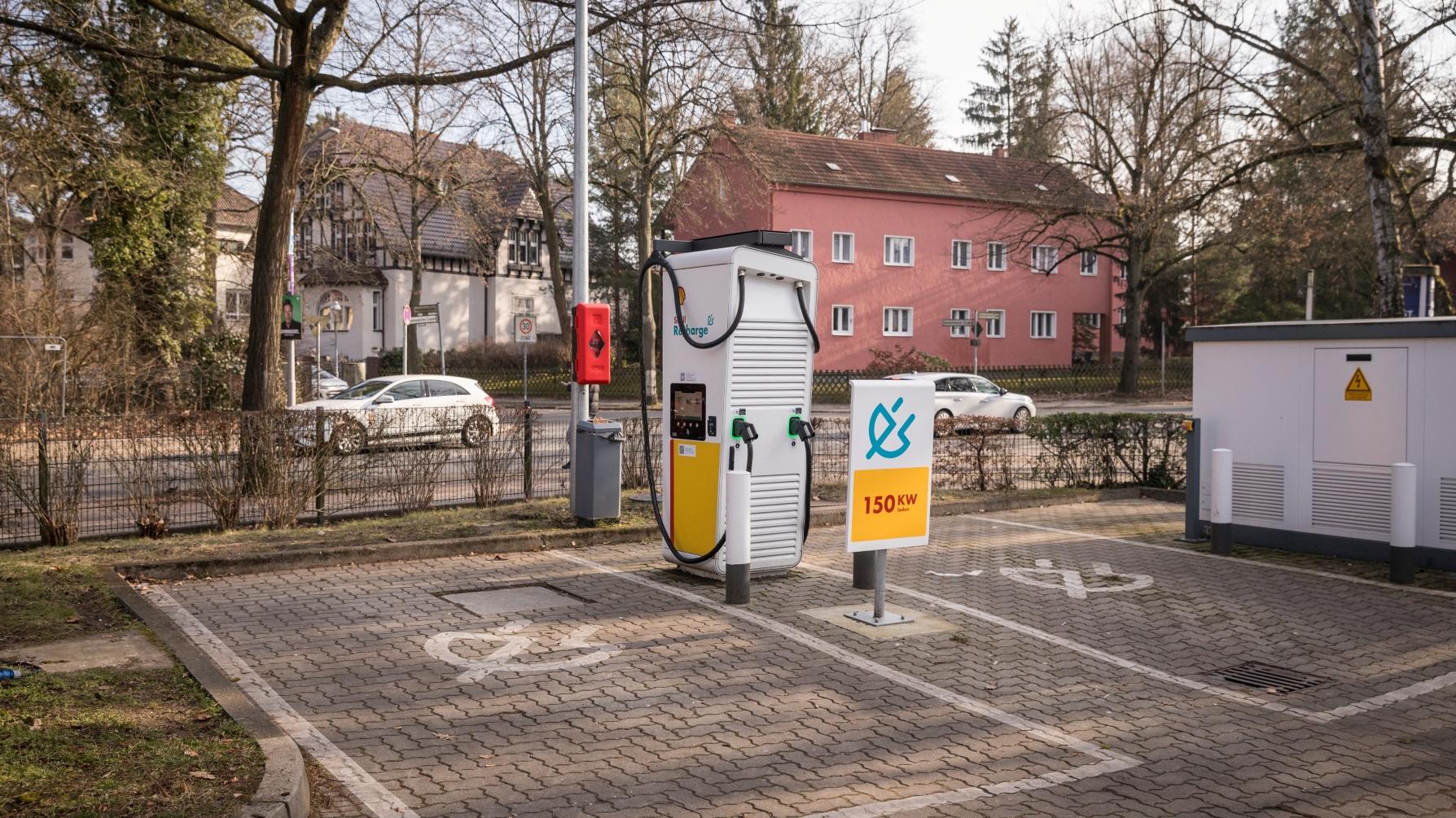 Shell Recharge Charging Station, Hermsdorfer Damm in Berlin