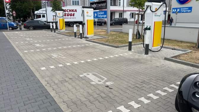 Shell Recharge Charging Station, Revaler Straße in Berlin