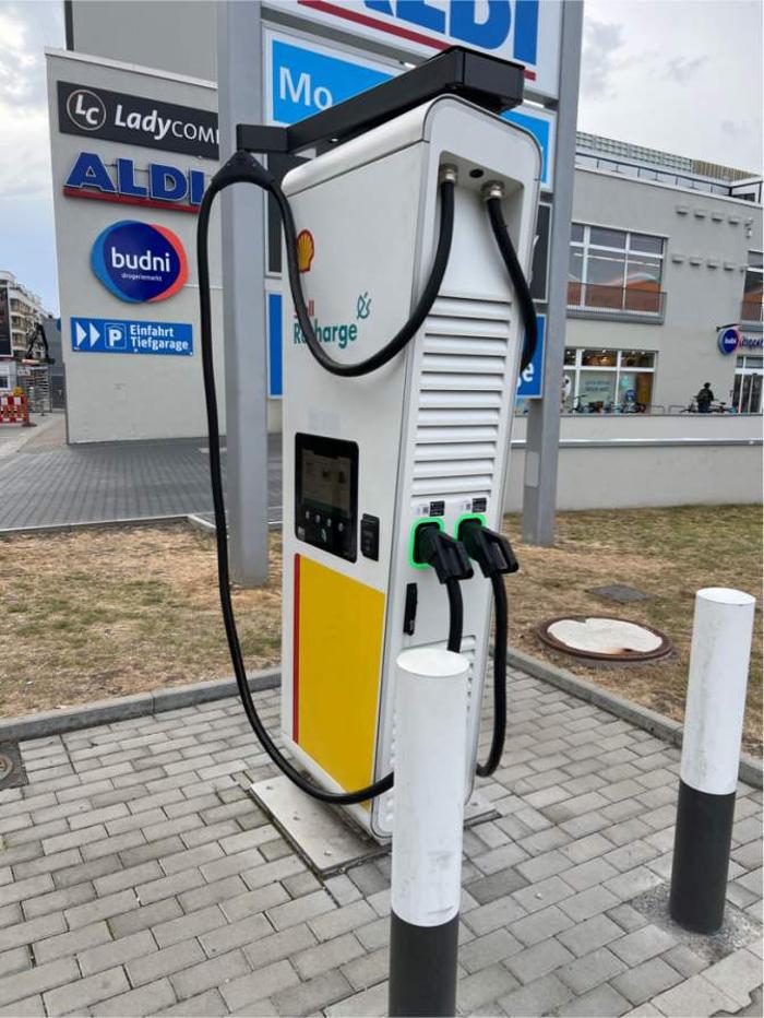 Shell Recharge Charging Station, Revaler Straße in Berlin