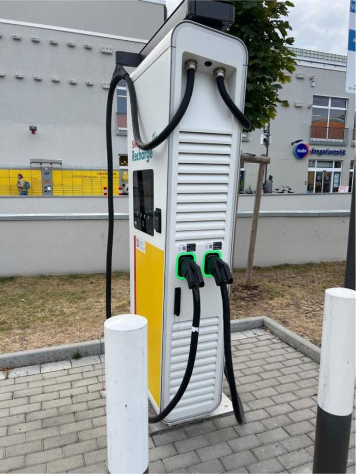 Shell Recharge Charging Station, Revaler Straße in Berlin
