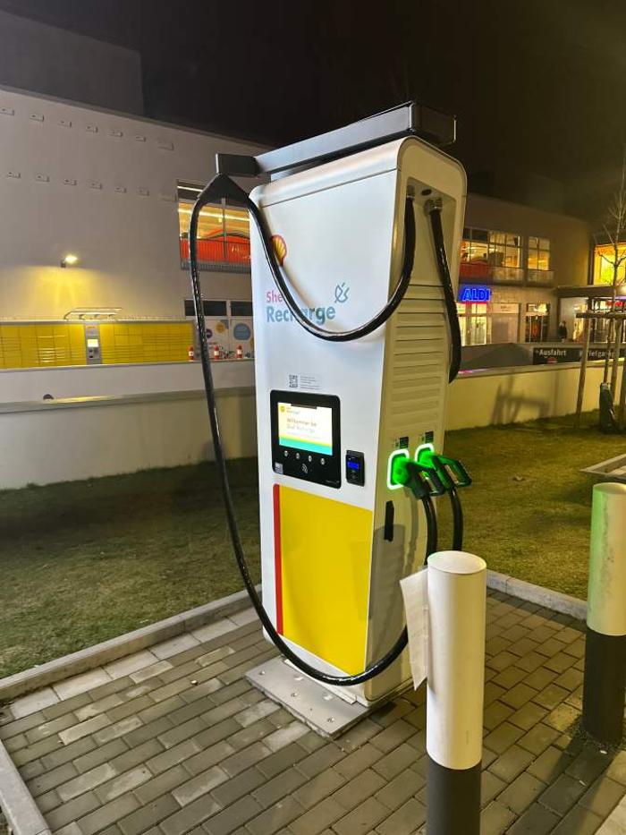Shell Recharge Charging Station, Revaler Straße in Berlin