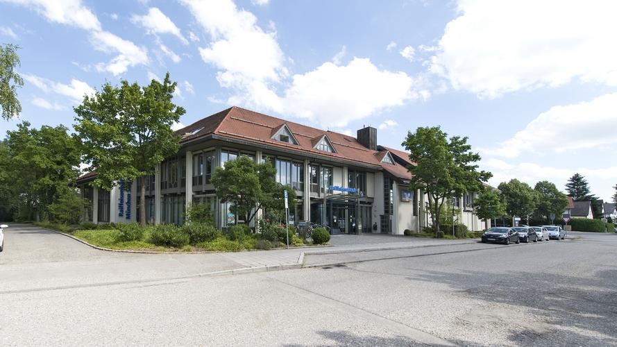 Raiffeisenbank München-Süd eG, Hauptstelle Forstenried, Liesl-Karlstadt-Straße in München