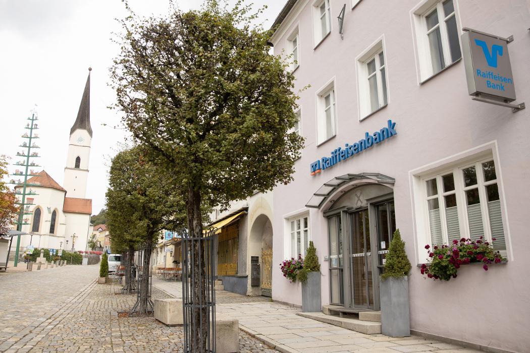 Raiffeisenbank Goldener Steig - Dreisessel eG, Hauptgeschäftsstelle Schönberg, Marktplatz in Schönberg