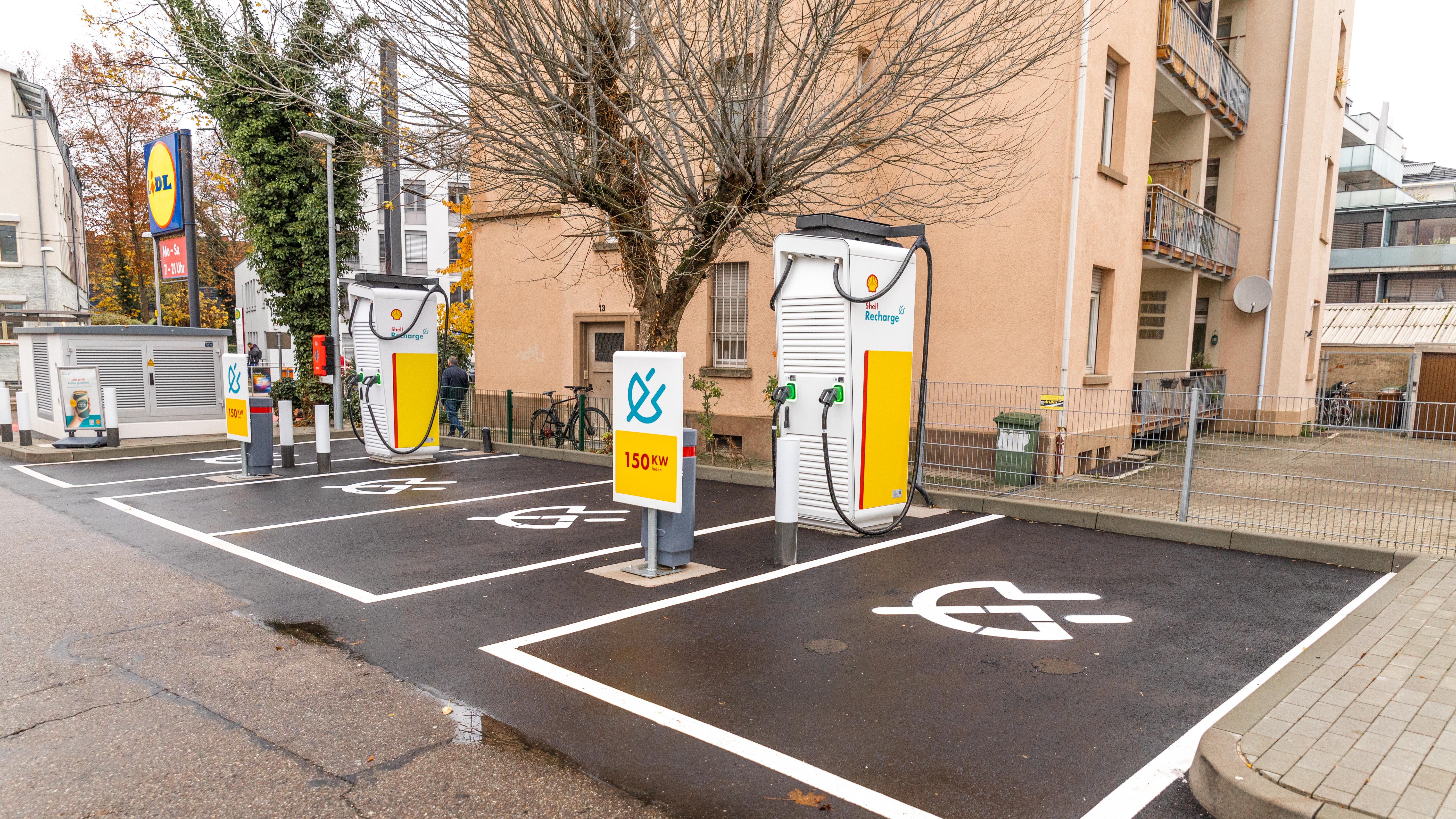 Shell Recharge Charging Station, Habsburgerstraße in Freiburg im Breisgau