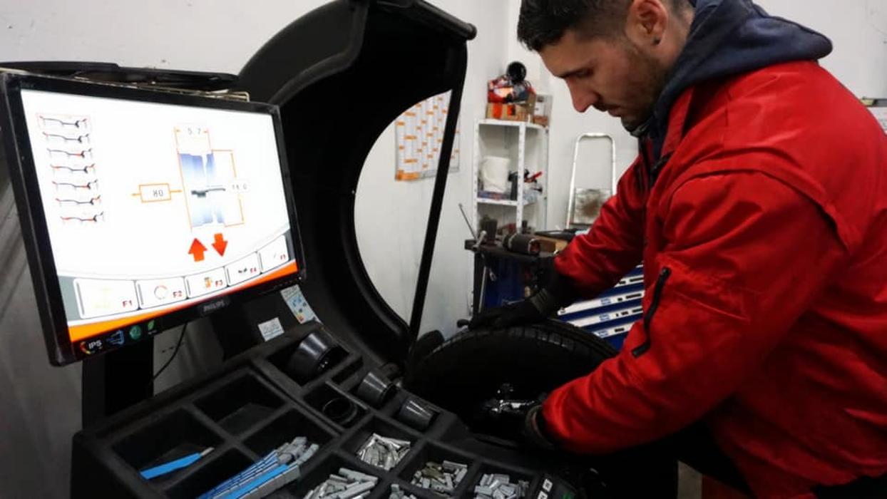 Reifen Service KA, Klütjenfelder Straße in Hamburg