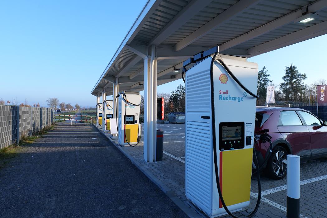 Shell Recharge Charging Station, Am Autobahnzubringer in Kronau
