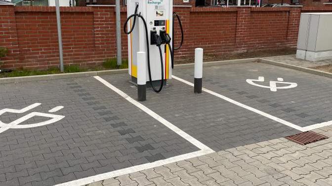Shell Recharge Charging Station, Hauptstraße in Zarrentin am Schaalsee