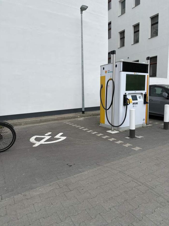Shell Recharge Charging Station, Gerichtstraße in Berlin