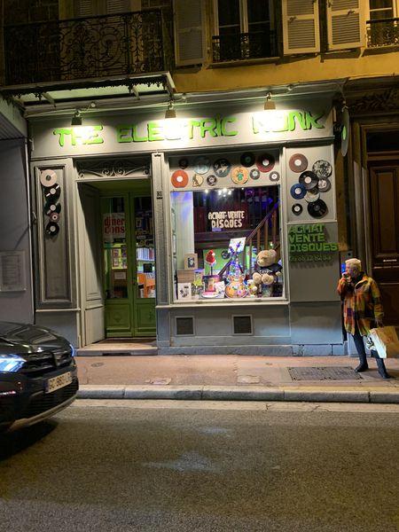 The Electric Monk: disques et bandes dessinées d'occasion librairie et papeterie (détail)