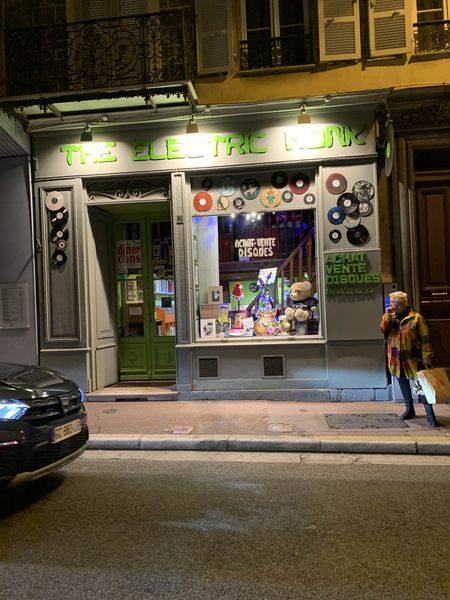 The Electric Monk: disques et bandes dessinées d'occasion librairie et papeterie (détail)