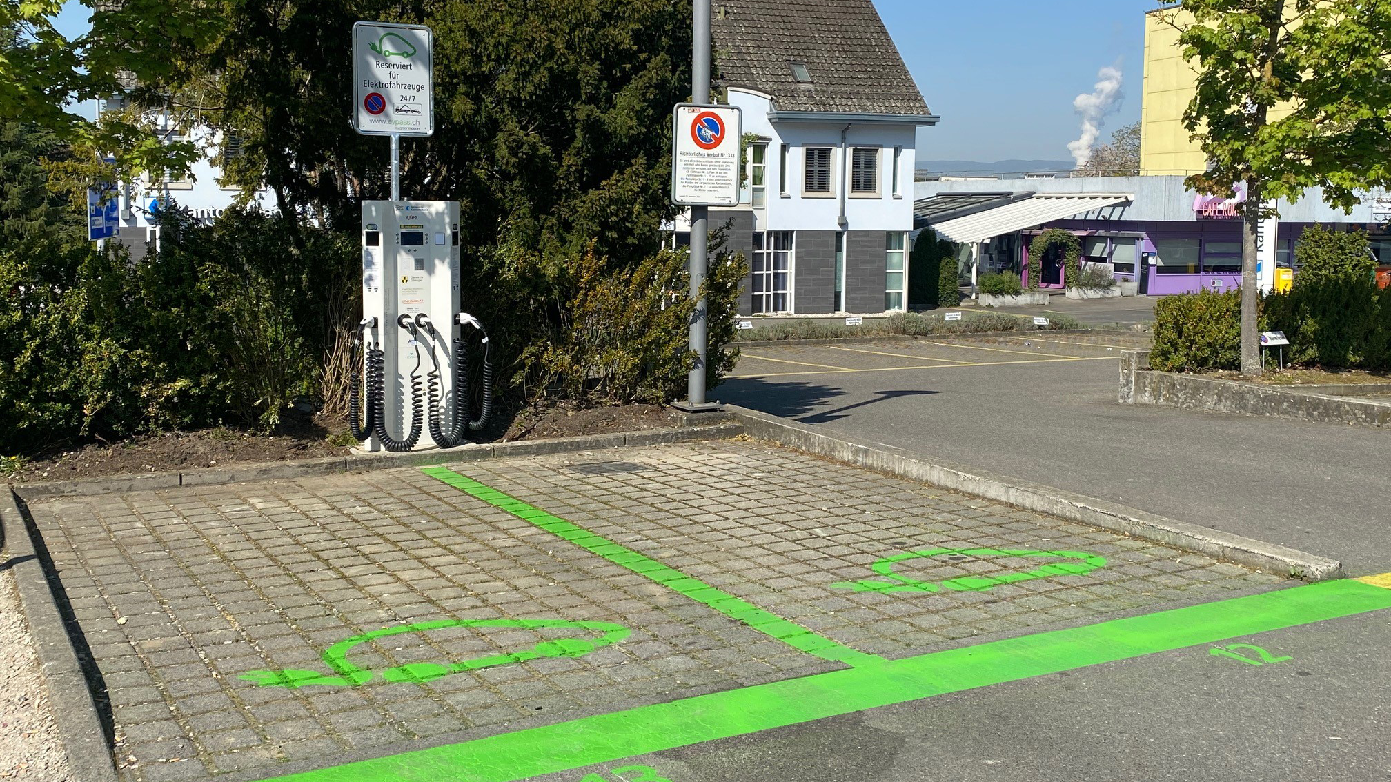 Shell Recharge Charging Station, Bahnhofplatz in Döttingen