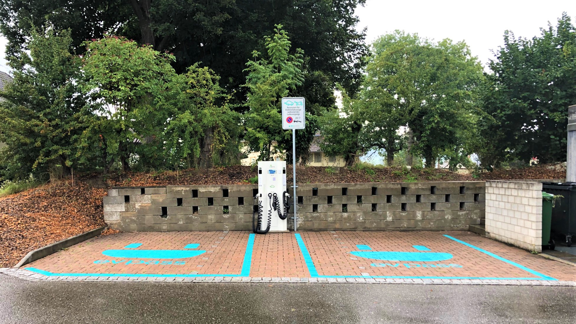 Shell Recharge Charging Station, Muntelierstrasse in Muntelier