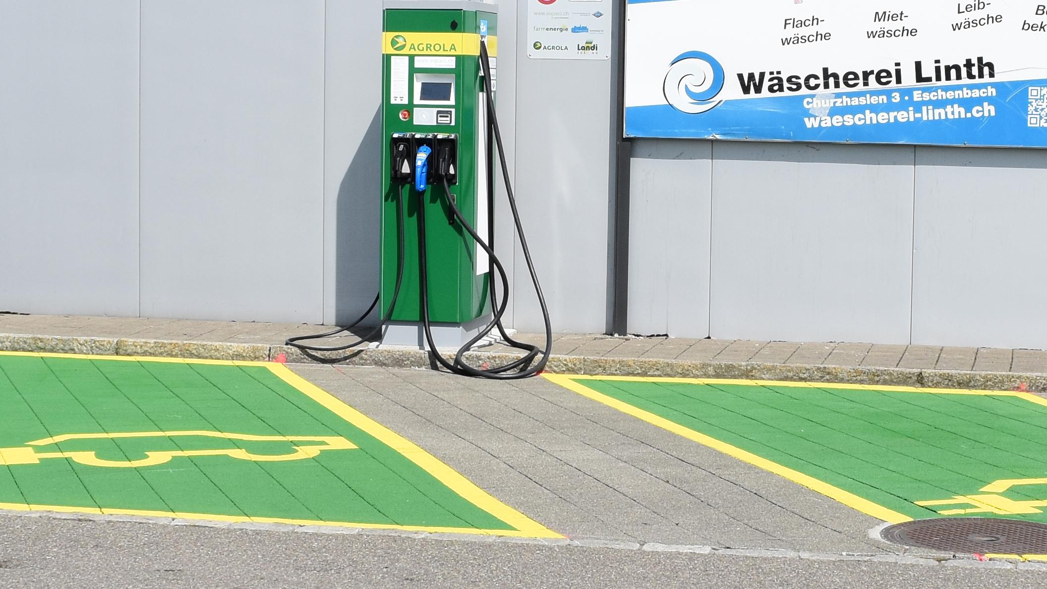 Shell Recharge Charging Station, Uznacherstrasse in Neuhaus