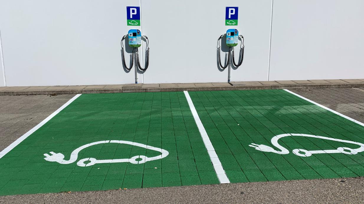 Shell Recharge Charging Station, Wilerstrasse in Kirchberg