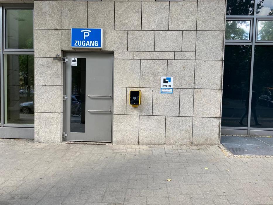 ampido Parkplatz, Karl-Marx-Allee in Berlin