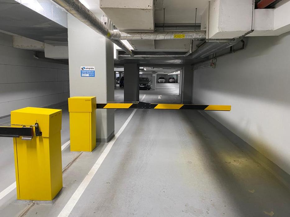 ampido Parkplatz, Karl-Marx-Allee in Berlin