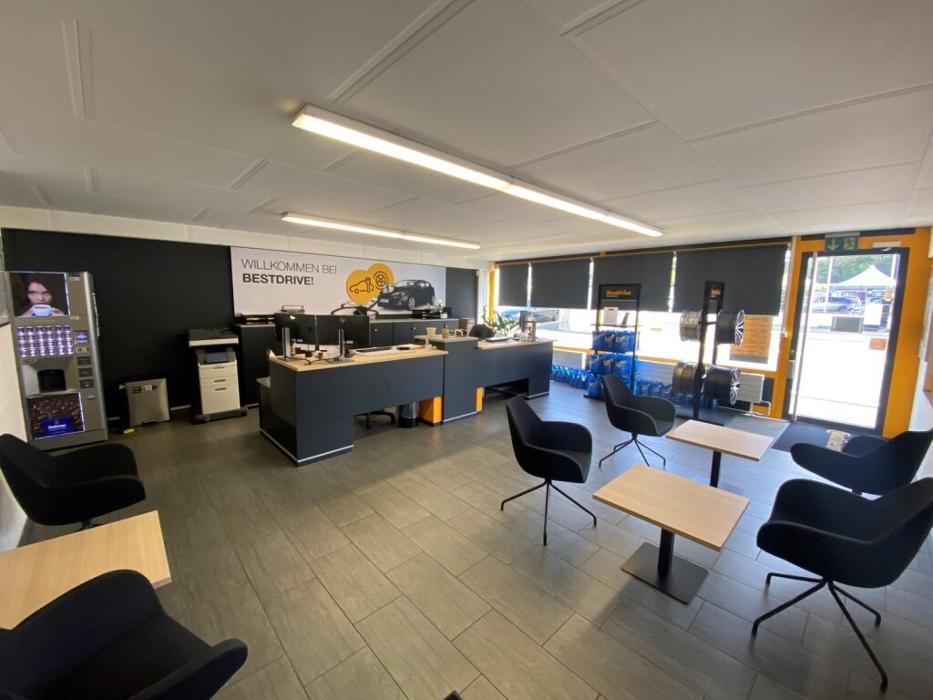 BestDrive Wallisellen, Gewerbehallenstrasse in Wallisellen