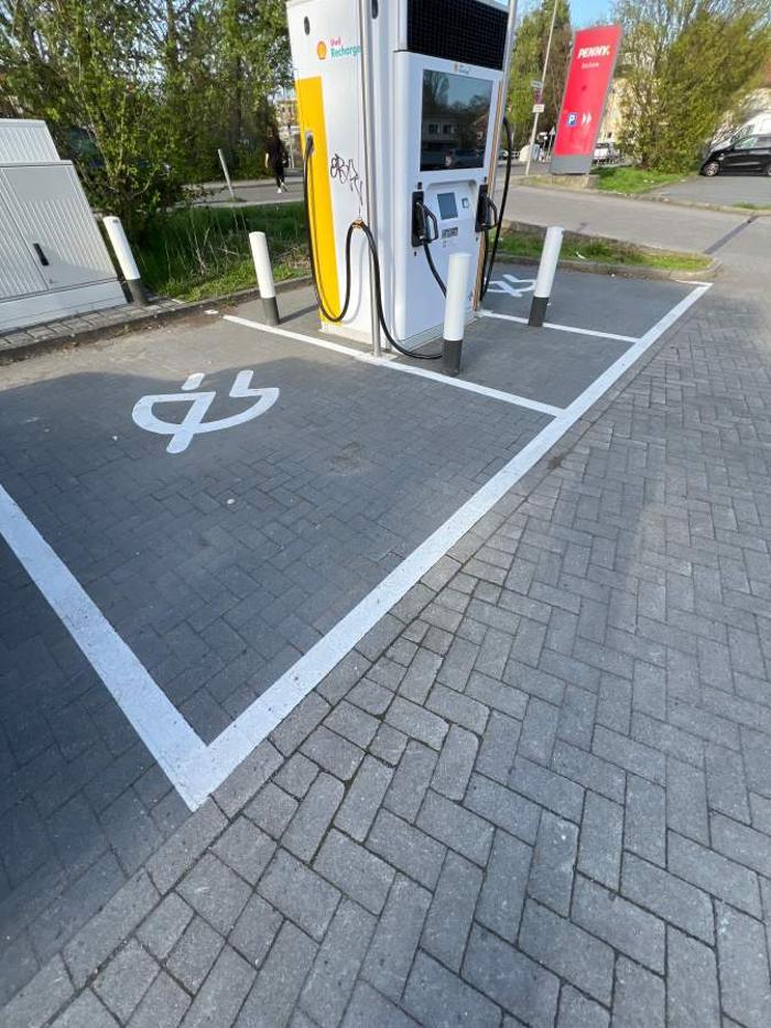 Shell Recharge Charging Station, Marienfelder Chaussee in Berlin