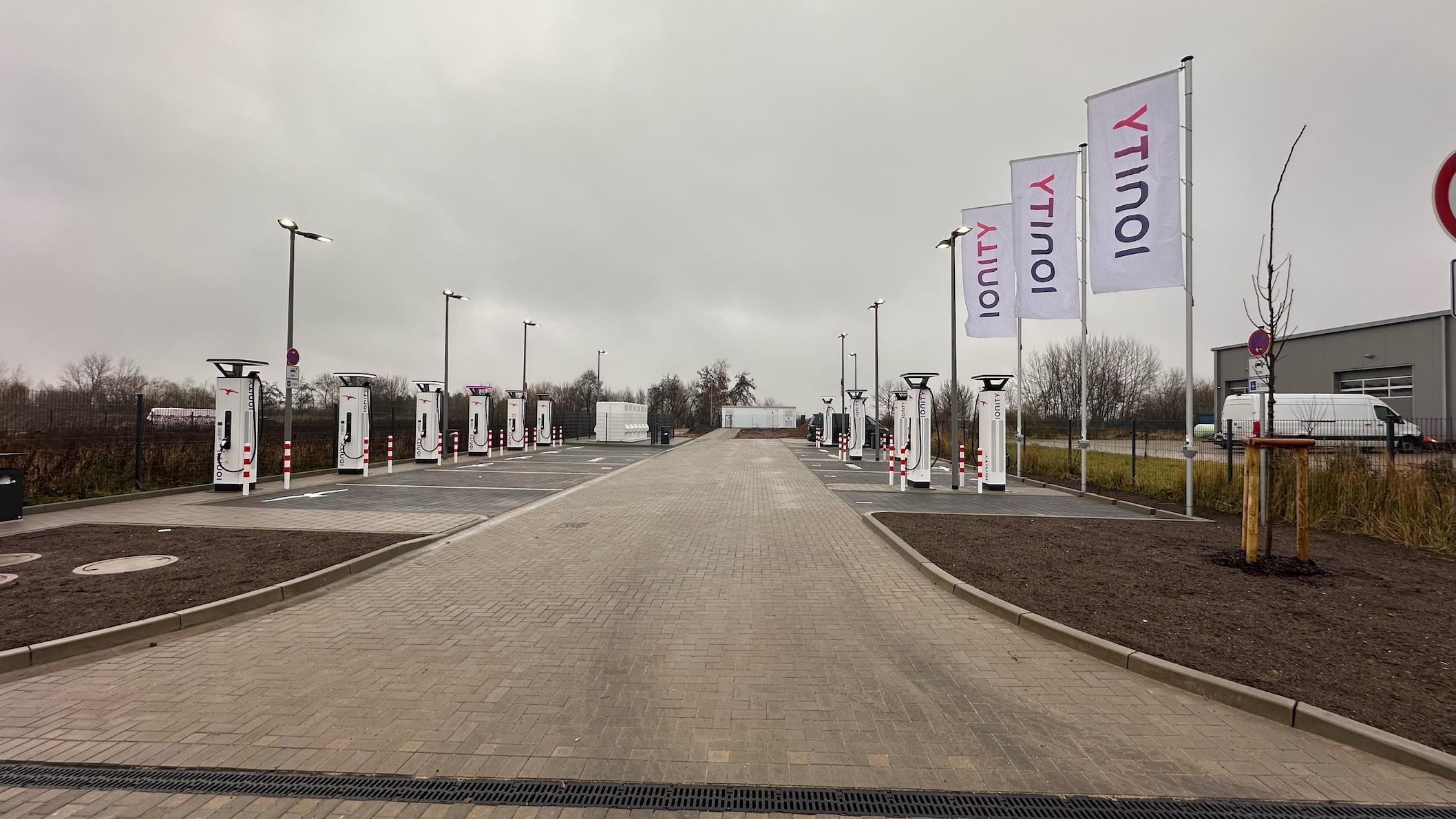 IONITY Charging Station, Im Gewerbepark in Oberkrämer