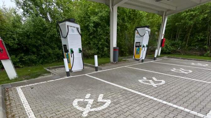 Shell Recharge Charging Station, Heinrich-Hertz-Straße in Monheim am Rhein
