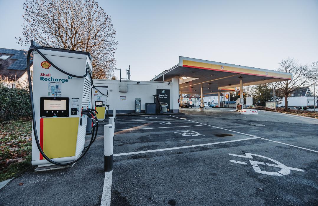 Shell Recharge Charging Station, Verdistraße in München