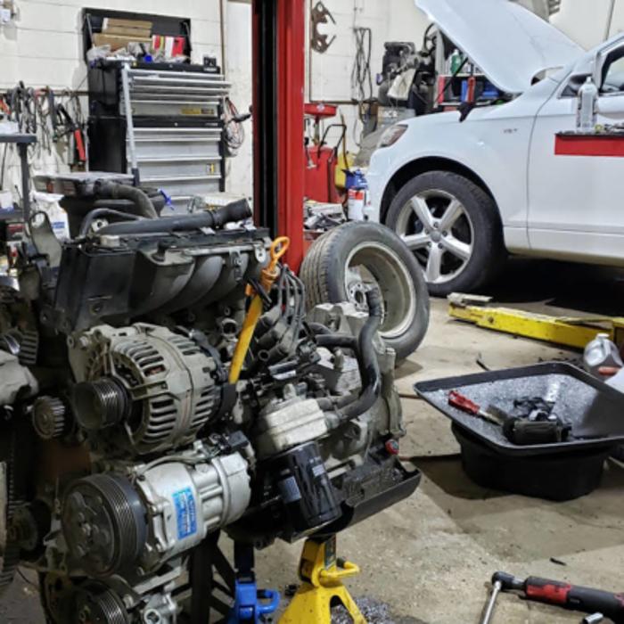 Foto de Top Gear Auto Service-European Mechanical Car Expert Diagnostic Vehicle Repairs West Edmonton Edmonton