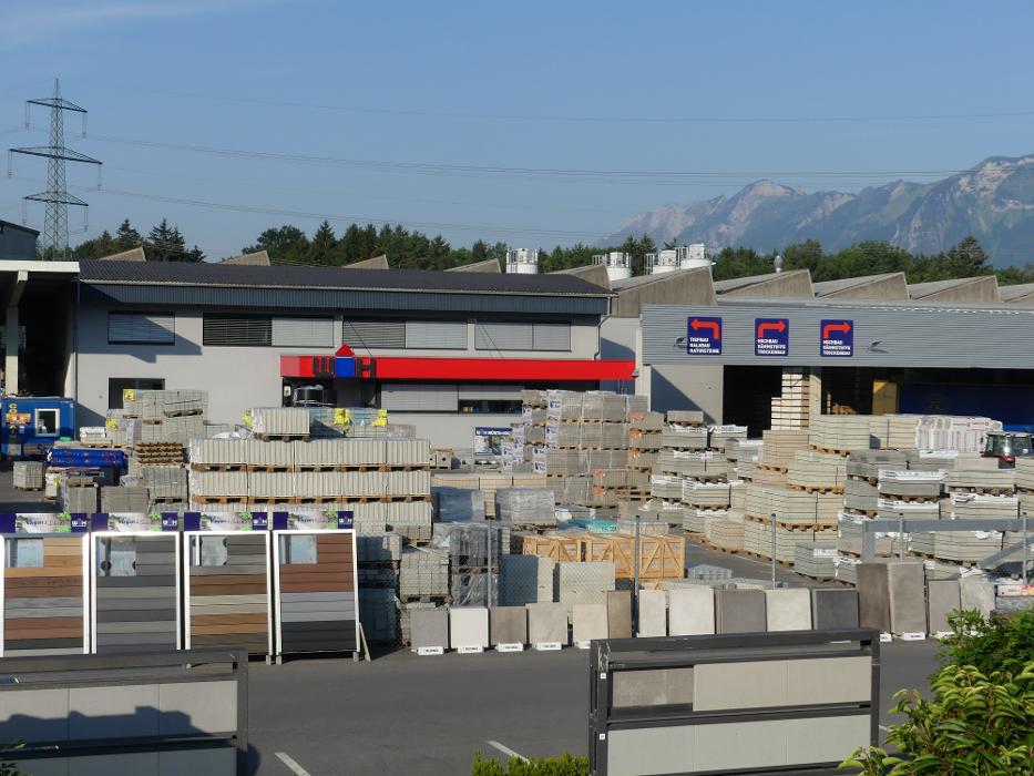 Würth Hochenburger Baustoffe Röthis, Bundesstraße in Röthis