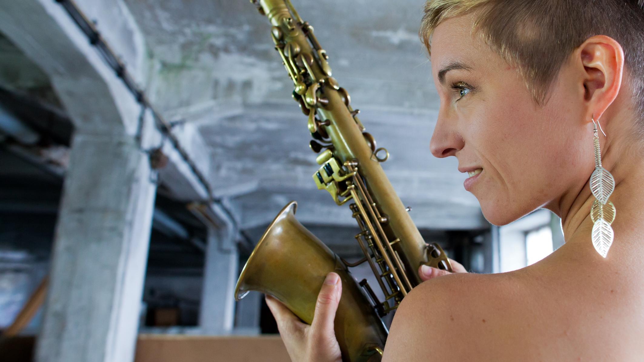 Saxophonistin Helen Hofmann - SAXOPHONFRAU, Bergstraße in Löwenstein