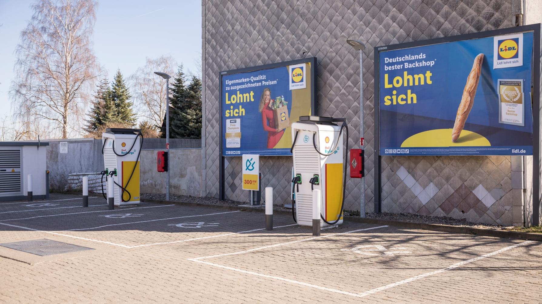 Shell Recharge Charging Station, Vor dem Dorfe in Salzgitter