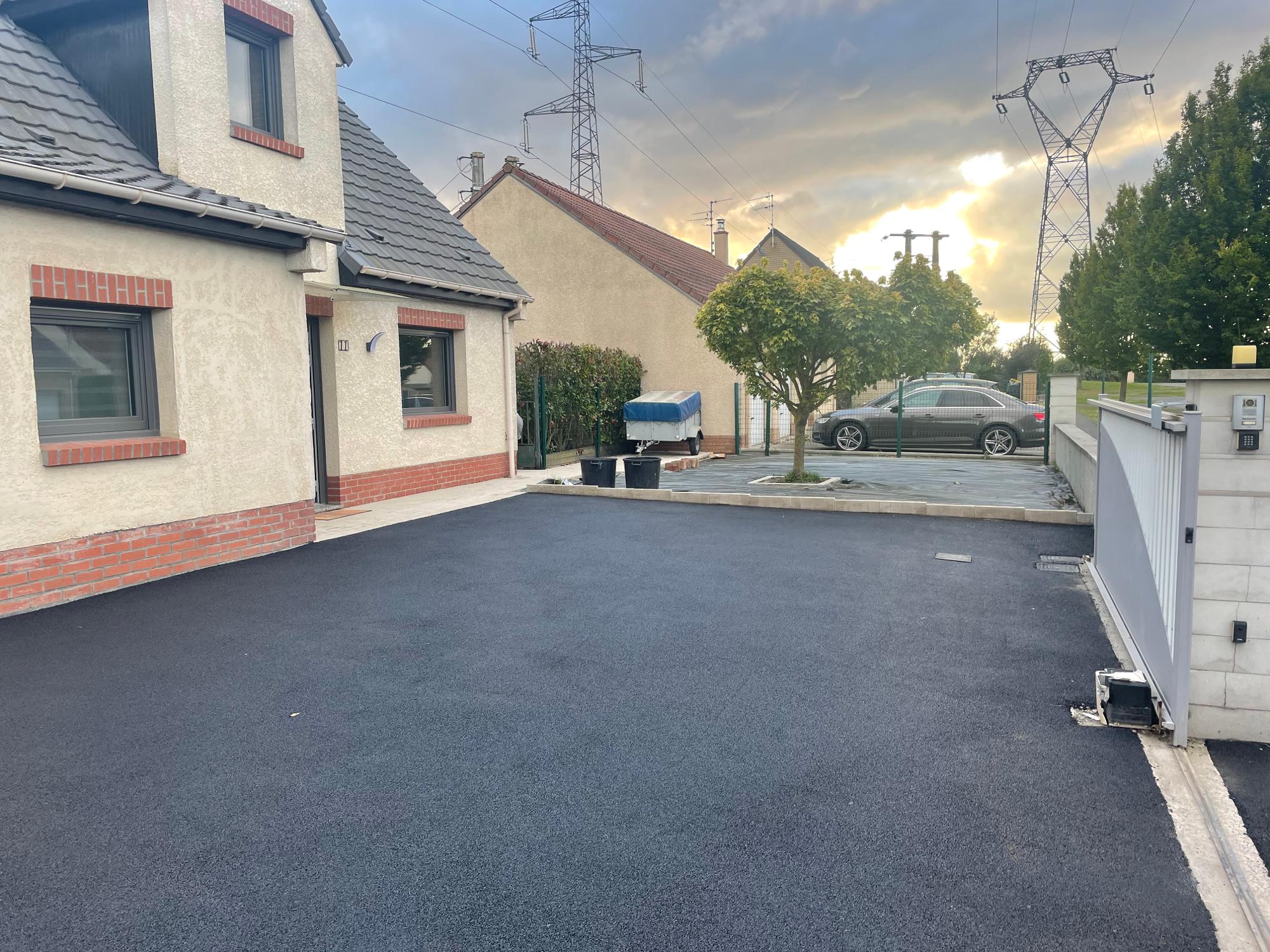 Devanture de maison en PAVAGE et en ENROBE A CHAUD sur la commune de VENDIN LE VEIL