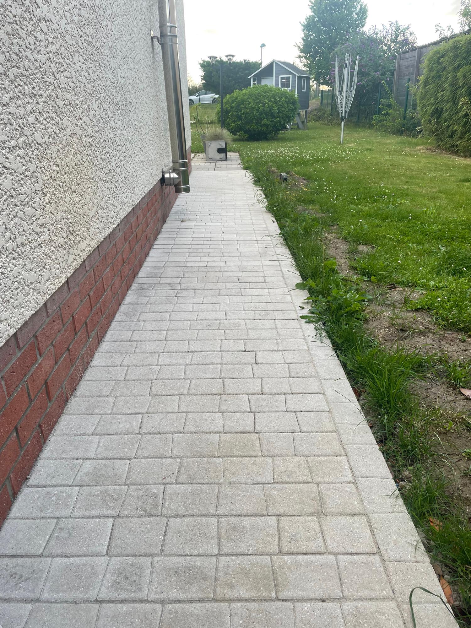 Allée en contour de maison en PAVAGE sur la commune de VENDIN LE VEIL