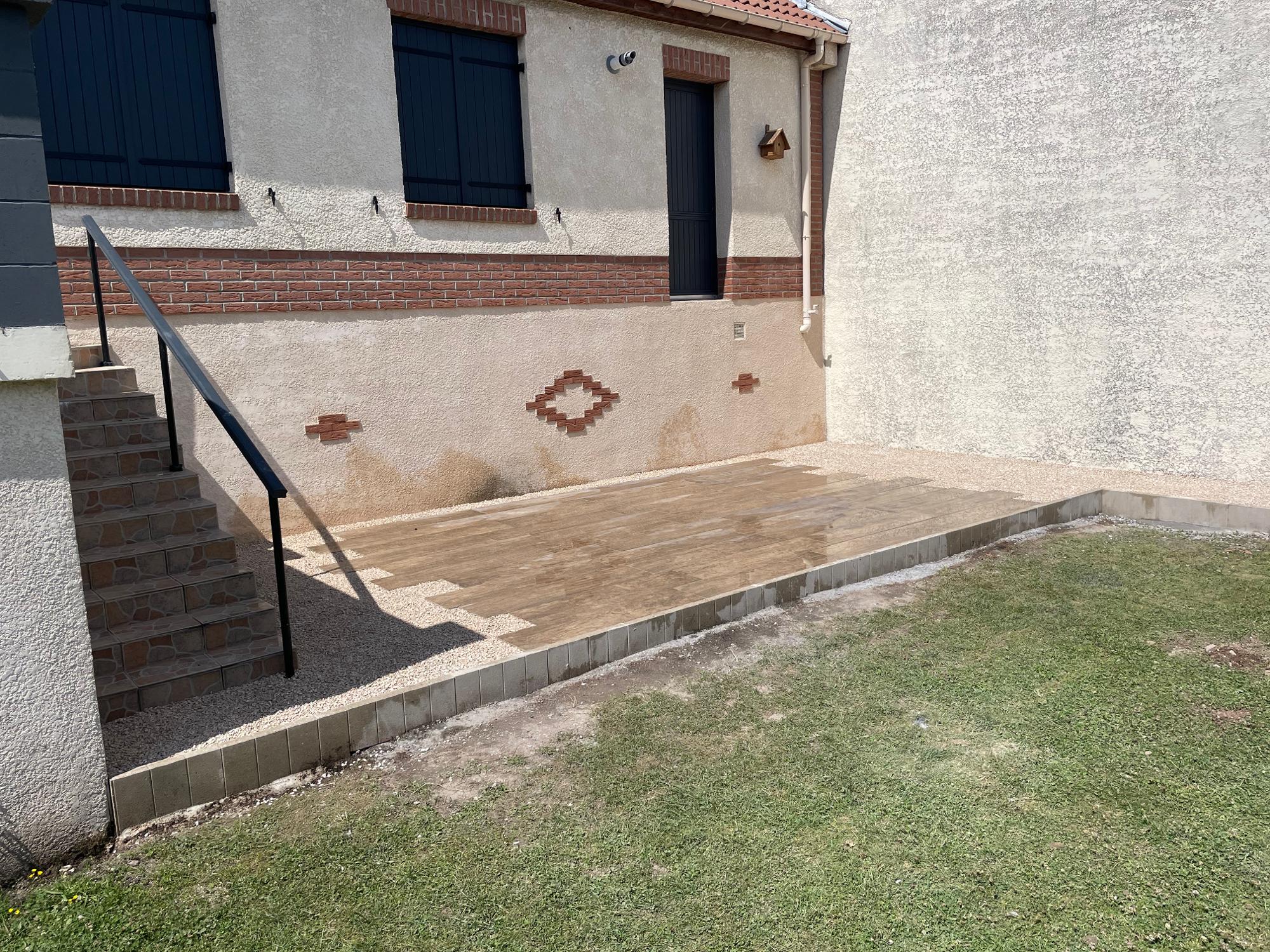 Terrasse en dallage GRES CERAME imitation bois et ALVEOSTAR Beige sur la commune de VENDIN LE VEIL