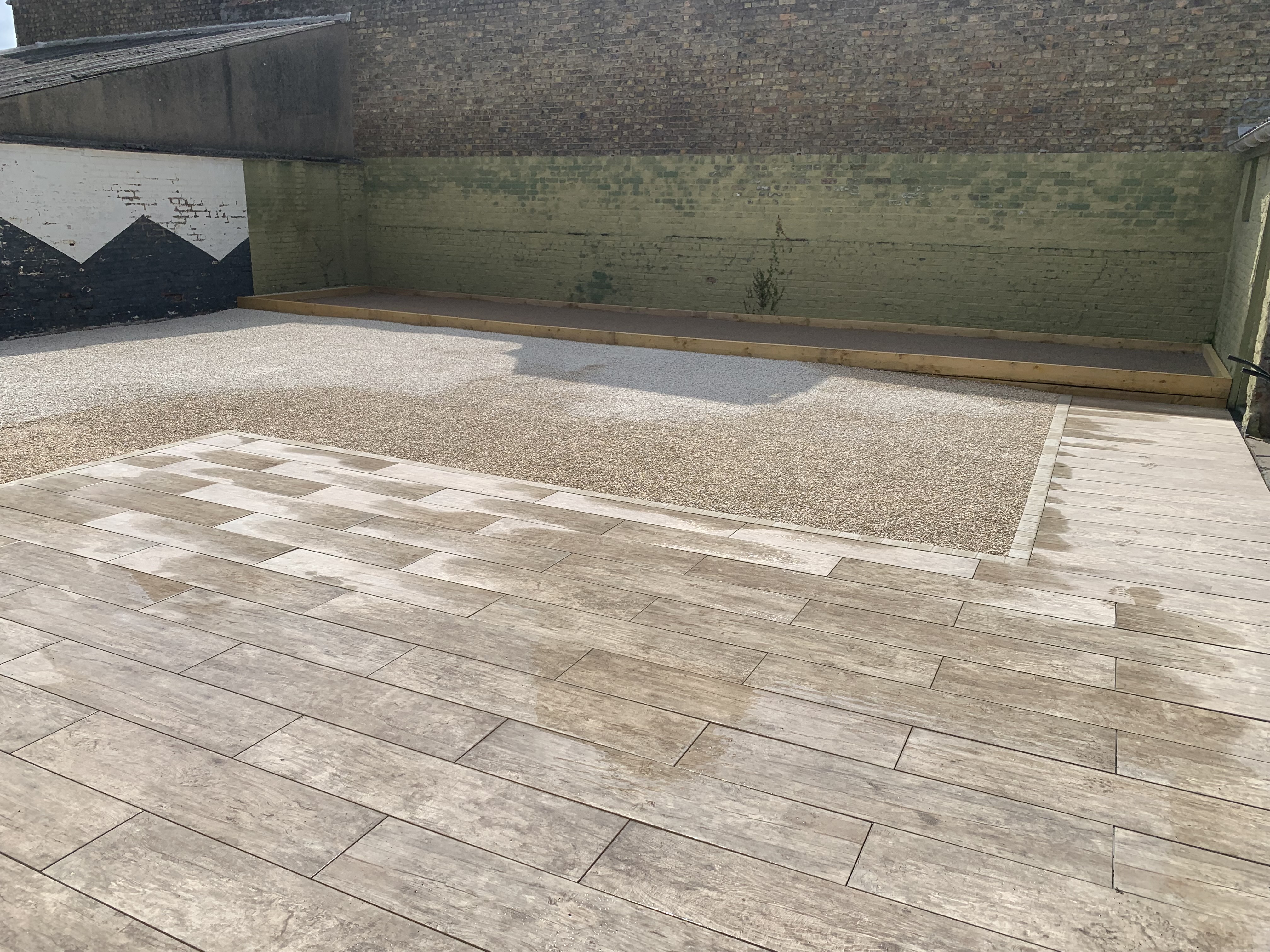 Terrasse en dallage imitation bois, terrain de pétanque et cour en ALVEOSTAR Beige sur la commune D'ANNAY SOUS LENS