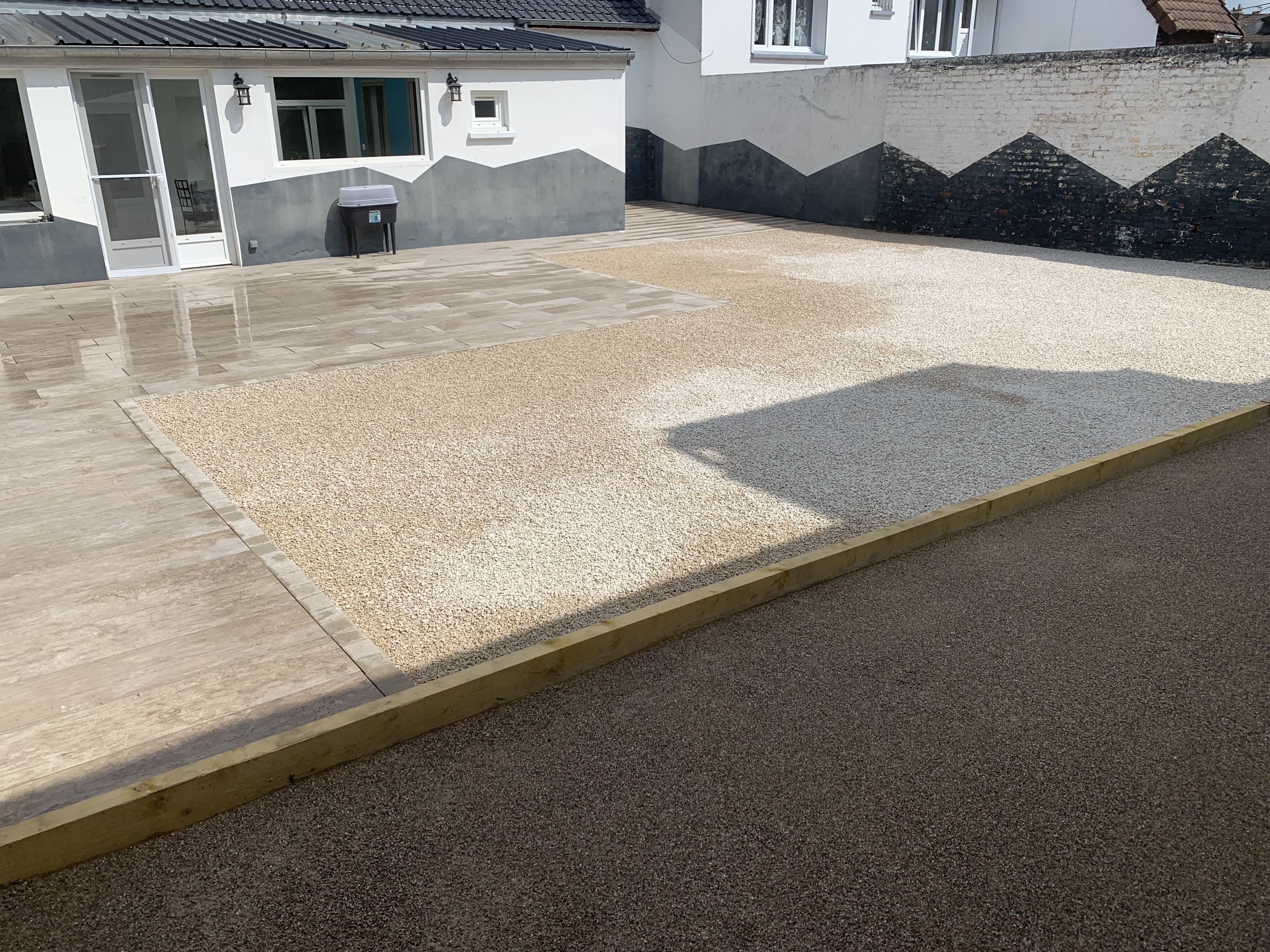 Terrasse en dallage imitation bois, terrain de pétanque et cour en ALVEOSTAR Beige sur la commune D'ANNAY SOUS LENS