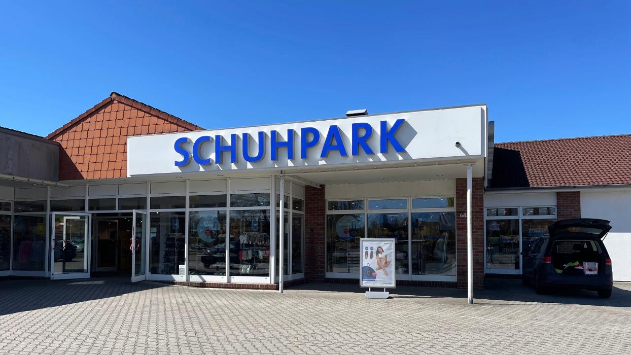 SCHUHPARK, Leerer Landstraße in Aurich
