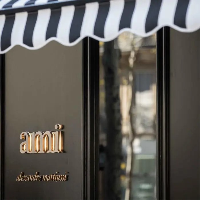 AMI Paris - Paris Galeries Lafayette Champs-Élysées vêtement pour femme (détail)