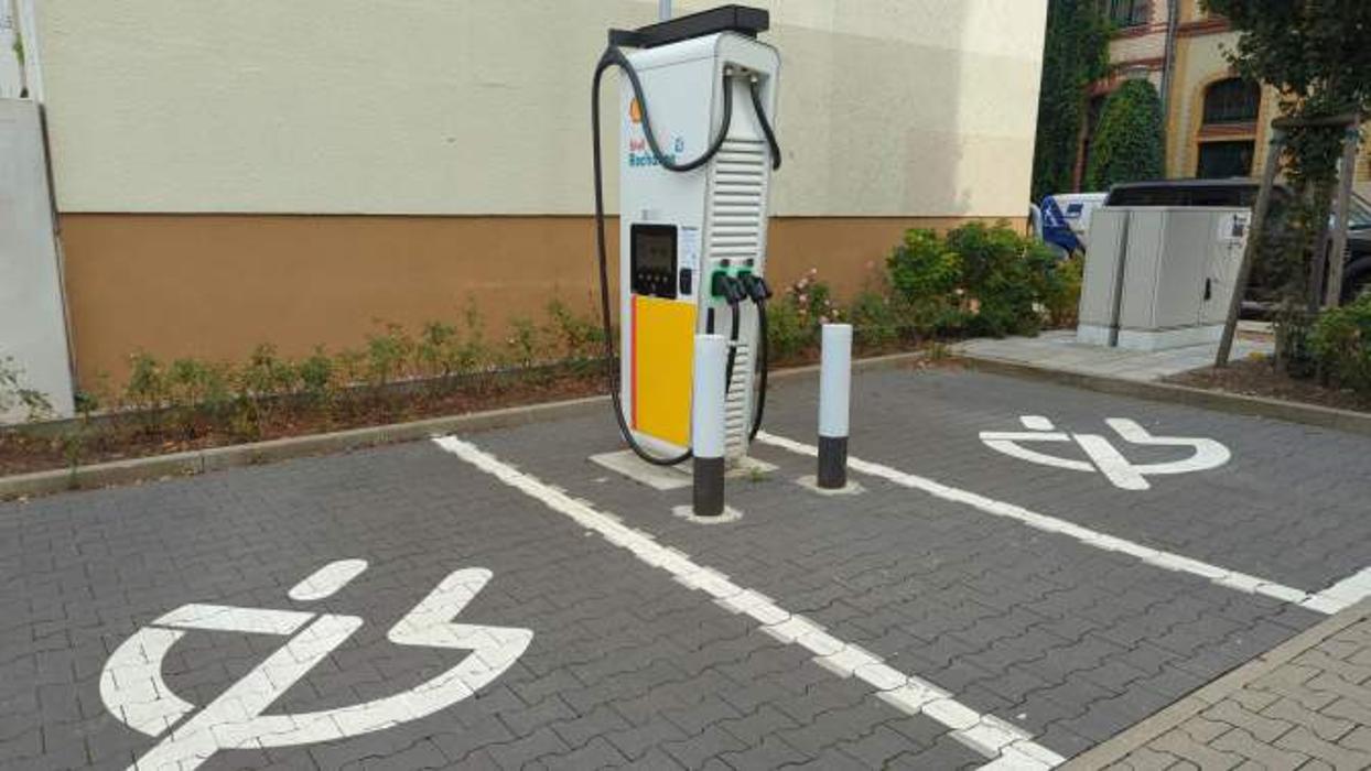 Shell Recharge Charging Station, Carl-Robert-Straße in Halle (Saale)