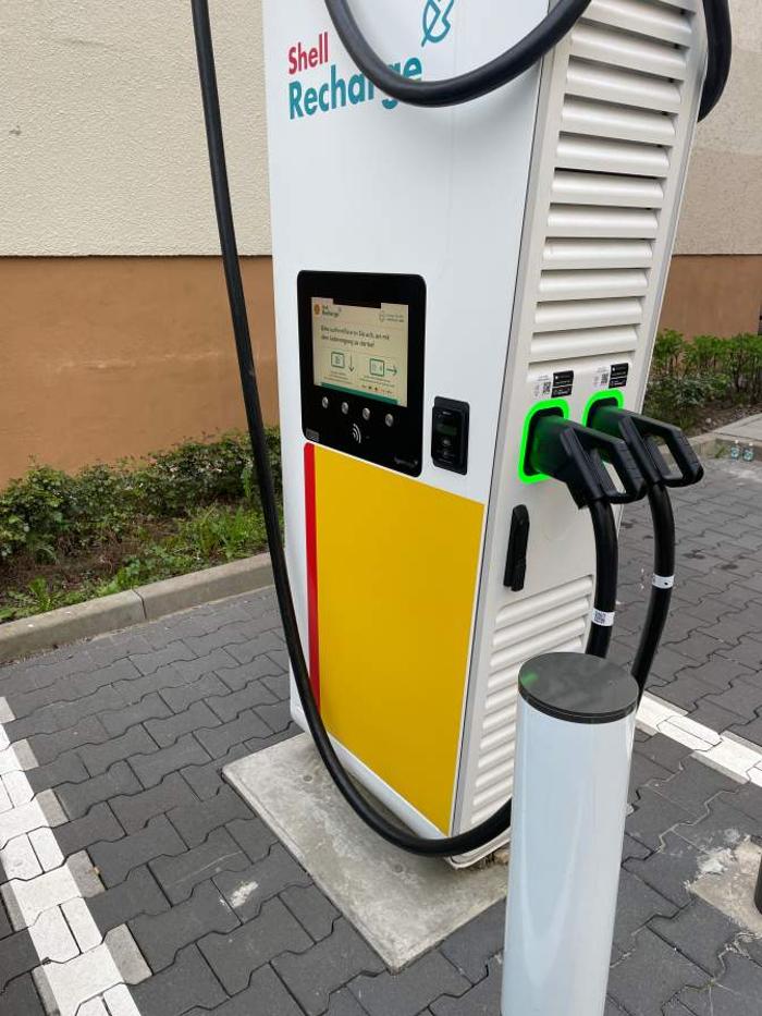Shell Recharge Charging Station, Carl-Robert-Straße in Halle (Saale)
